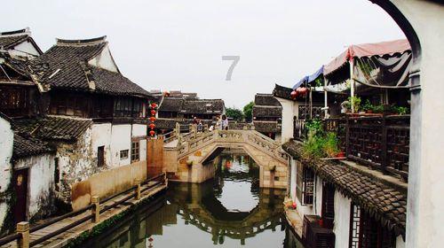 春节将至,备年货品年味,福建莆田:古街“尾牙宴”品年尾祈平安